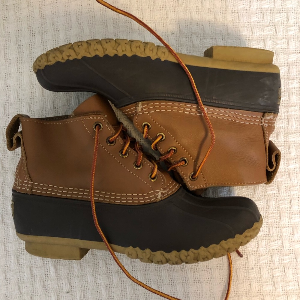 6” Bean Boots in size 8